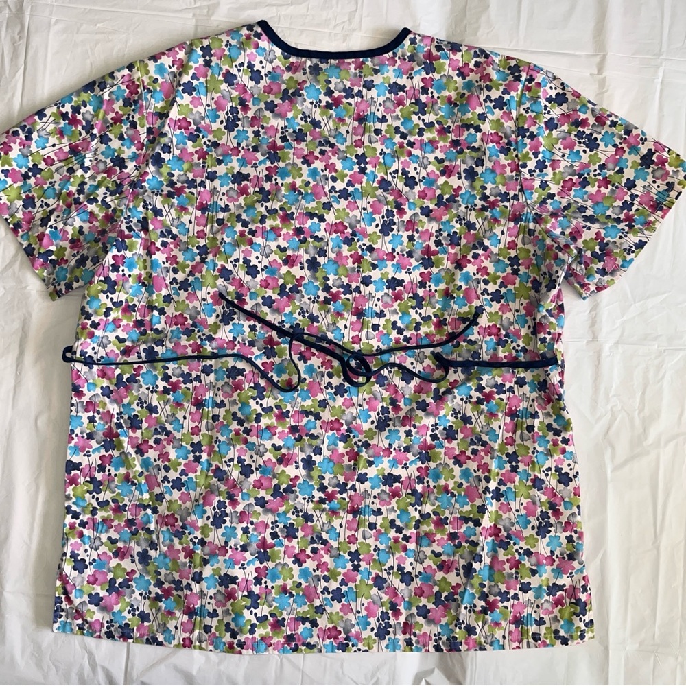 Woman’s Floral Scrub Top Large - Picture 3 of 3